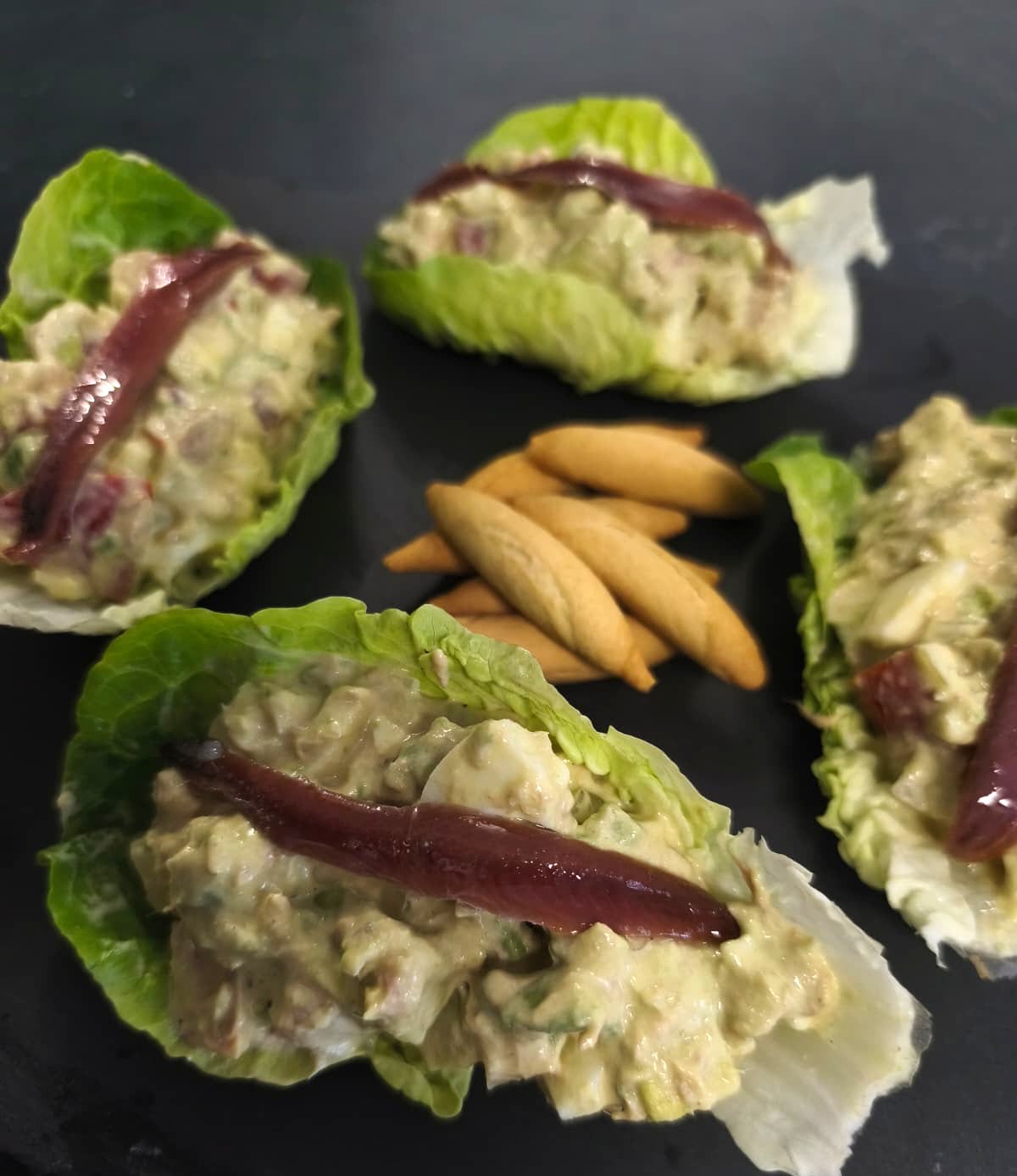 Barquitas de cogollo rellenas de ensaladilla de atún, aguacate y anchoas