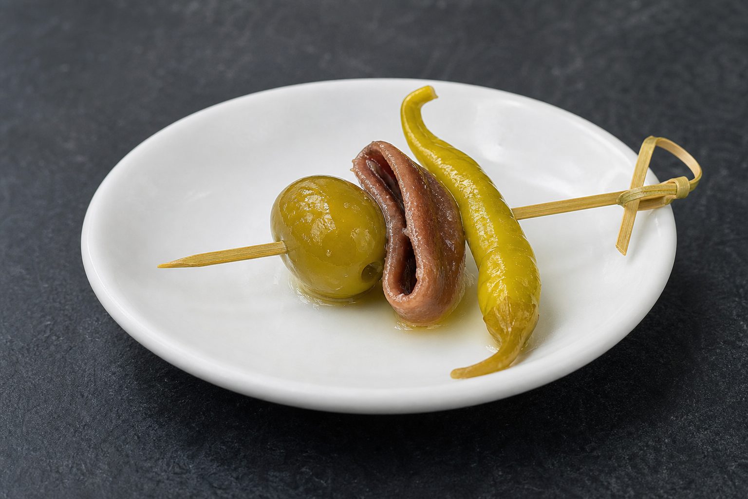 Pincho gilda con aceituna, anchoa del Cantábrico y guindilla piparra