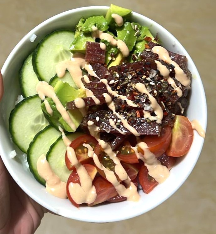 Poke bowl con mojama, arroz, aguacate, pepino, tomates cherry y mayonesa de chili